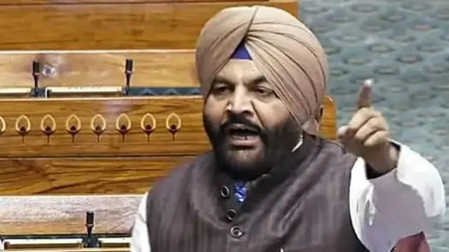 திருப்பி அனுப்பப்பட்ட இந்தியர்களுக்கு கைவிலங்கு : நாடாளுமன்றத்தில் அமளி