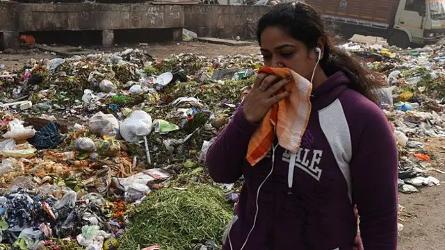 कचरे की बदबू से परेशान महिला