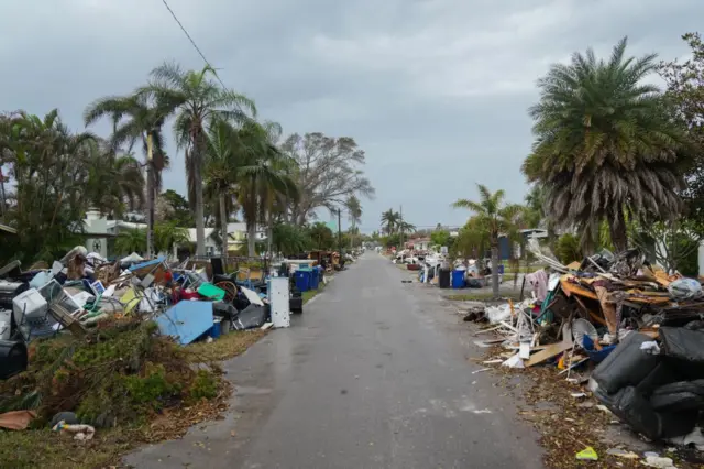 Destroços deixados pelo furacão Helene na Flórida