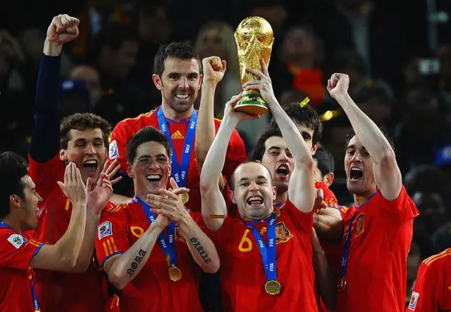 L'Espagnol Andres Iniesta, auteur du but, soulève le trophée de la Coupe du Monde alors que l'équipe d'Espagne célèbre sa victoire à l'issue de la finale de la Coupe du Monde de la FIFA 2010 en Afrique du Sud, opposant les Pays-Bas à l'Espagne au stade Soccer City, le 11 juillet 2010 à Johannesburg (Afrique du Sud).