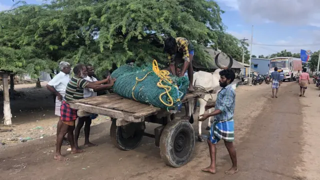 கொரோனா ஊரடங்கால் மீனவர்கள் பிடித்து வரும் மீன்களை ஏற்றுமதி செய்வதில் சிக்கல்: விரிவான தகவல்
