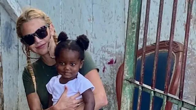 Johana Bahamón con su hija adoptiva