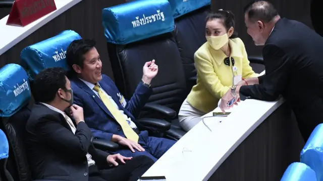 ชัยวุฒิ ธนาคมานุสรณ์ กับเพื่อนร่วมพรรค