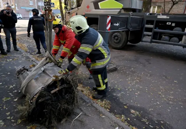 Operarios ucranianos recogen los restos de un cohete ruso.