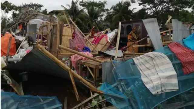 সরকারি হিসাবে বিভিন্ন জেলায় প্রায় ৭৫ হাজার ঘরবাড়ি সম্পূর্ণ ক্ষতিগ্রস্ত হয়েছে।