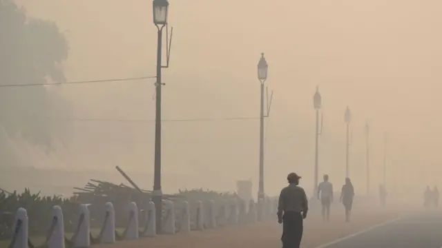 दिल्लीच्या रस्त्यांवर धुक्याची चादर