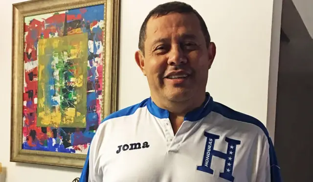 Hector Zelaya en su casa de Tegucigalpa durante el partido de ida del repechaje de Honduras para el Mundial de Rusia 2018 (Foto: cortesía Héctor Zelaya)