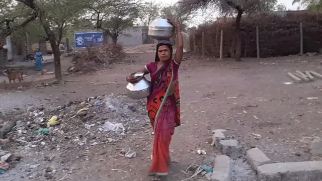 'एकाचवेळाला दोन-दोन भांडी डोक्यावर वाहून आणावी लागतात.'