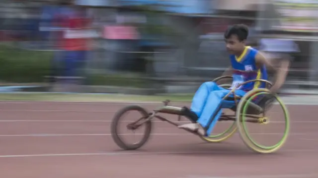 Atlet Pelajar penyandang disabilitas asal Kabupaten Sukabumi, Nendang berlomba dengan waktu saat mengikuti cabang atletik lari kursi roda nomor 100 meter di Pekan Paralimpik Pelajar Daerah (Pepaperda) II 2018 Jabar, Bandung, Jawa Barat, Selasa (24/7).