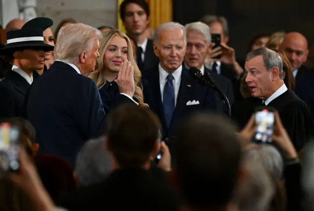 พิธีสาบานตนต้องย้ายมาจัดในอาคารรัฐสภาเนื่องจากอากาศหนาวจัด โดยถือเป็นการจัดในร่มเป็นครั้งแรกในรอบหลายทศวรรษ