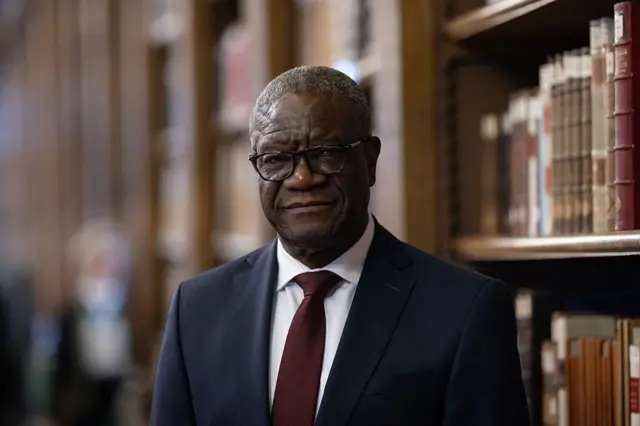 Le lauréat congolais du prix Nobel de la paix, militant des droits humains et gynécologue Denis Mukwege, avant sa cérémonie officielle d'entrée en tant que membre de l'Académie des sciences morales et politiques, qui fait partie de l'Institut de France (la prestigieuse académie française des arts et des sciences), à l'Institut de France à Paris, le 1er décembre 2025.