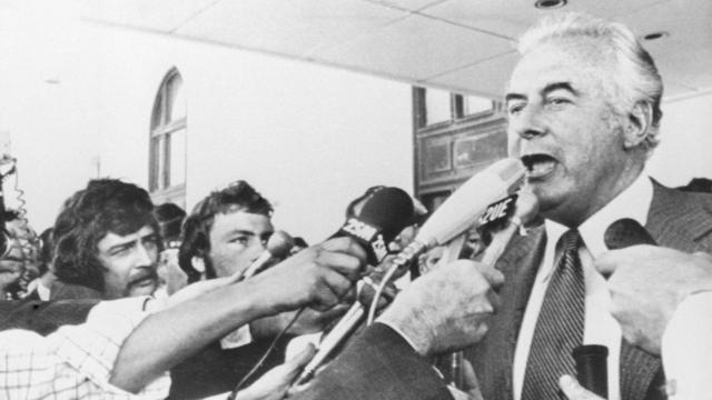 เมื่อปี 1975 เกิดวิกฤตทางการเมืองเมื่อนายกรัฐมนตรีกอฟ วิธแลมที่มาจากการเลือกตั้งถูกปลดโดยผู้สำเร็จราชการฯ 
