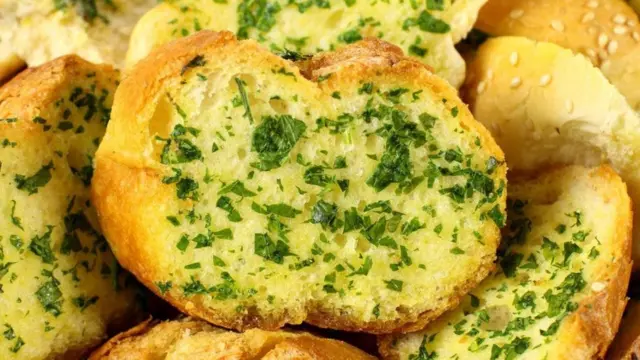 Xırdalanmış sarımsaq və kərə yağlı çörək