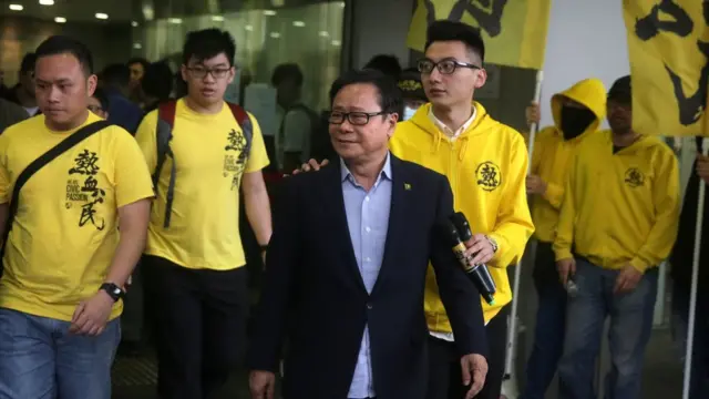 立法會議員黃毓民與支持者