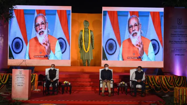 जेएनयू में विवेकानंद की प्रतिमा का अनावरण करते पीएम मोदी