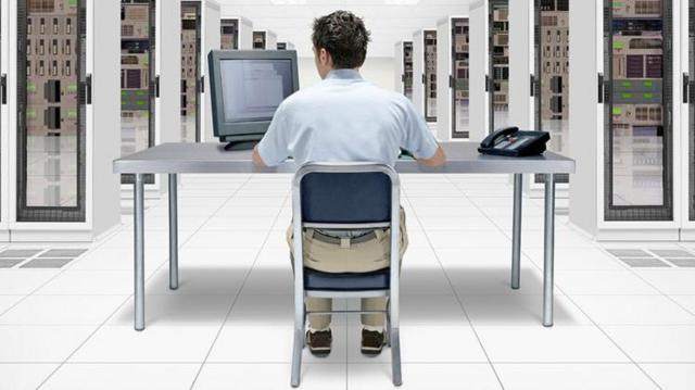 Homem sentadoaposta mais de 2 5 golsfrente a computador com salas repletasaposta mais de 2 5 golsequipamentos