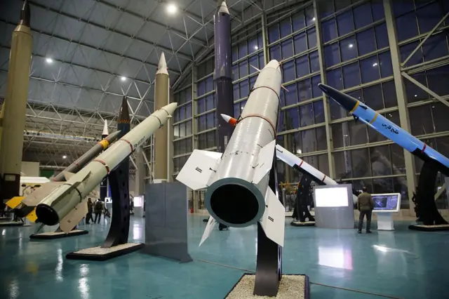 Намойишга қўйилган Эрон ракеталари.