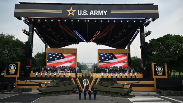 Militares e equipamentos do Exército dos EUA são inspecionados durante o desfile do 250º aniversário do Exército dos EUA em Washington, DC, EUA, em 14 de junho de 2025.