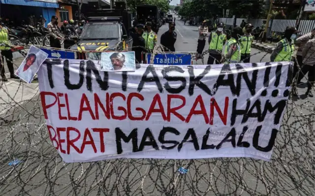 Sejumlah mahasiswa menuntut Jaksa Agung untuk menuntaskan kasus pelanggaran HAM berat masa lalu di Purwokerto, Banyumas, Jawa Tengah, pada 10 September 2021.