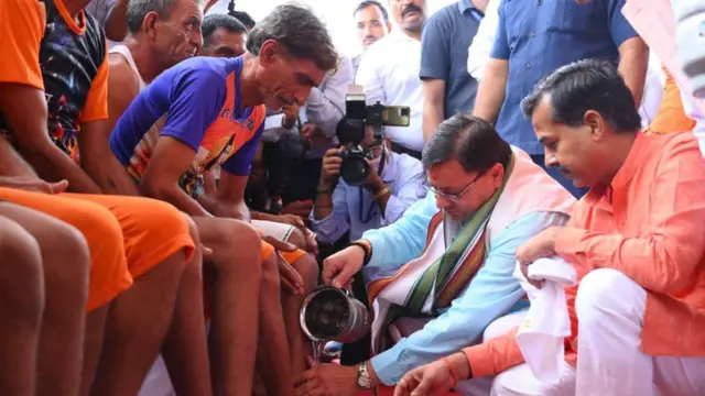 उत्तराखंड के मुख्यमंत्री पुष्कर सिंह धामी ने बुधवार, 20 जुलाई को कांवड़ यात्रा में हरिद्वार आए शिव भक्तों के पैर धोकर एवं गंगाजली देकर स्वागत किया