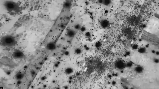 আইডিএফের ড্রোন ফুটেজে ট্রাক ঘিরে মানুষের ভিড় করার দৃশ্য