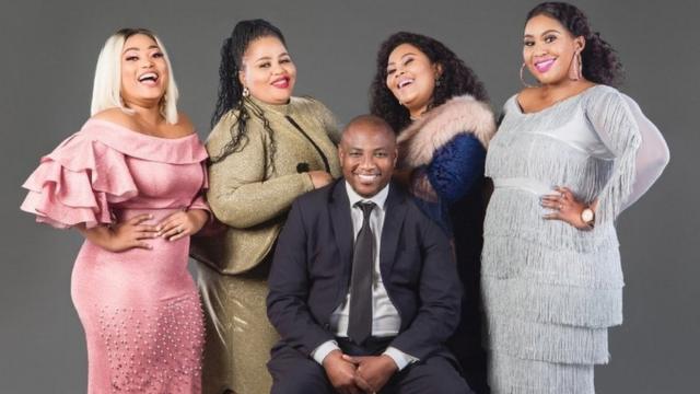 Musa Mseleku entouré de ses quatre épouses
