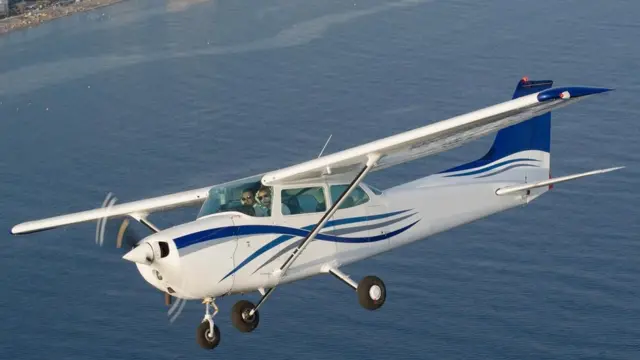 Un Cessna 172 sobrevuela el mar.