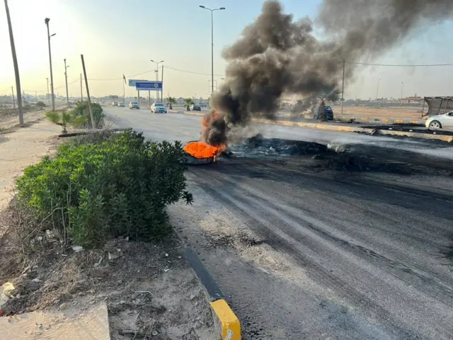 सड़क पर जलते टायर