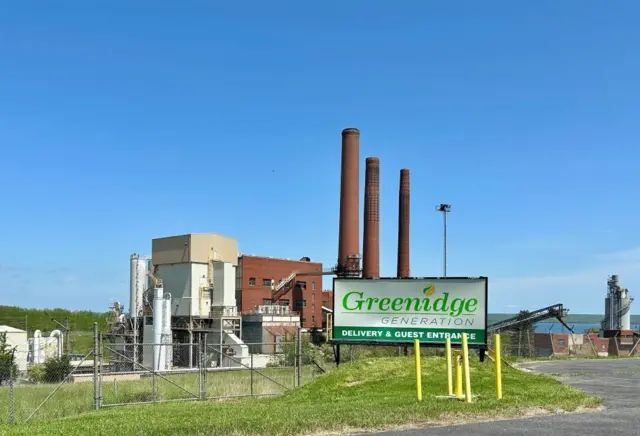 A usina perto de Dresden, com uma placa da Greenidge Generation na frente