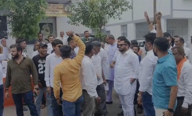 લિટલ ફ્લાવર સ્કૂલ નજીક ભાજપ અને કૉંગ્રેસના કાર્યકરો સામસામે આવી ગયા હતા
