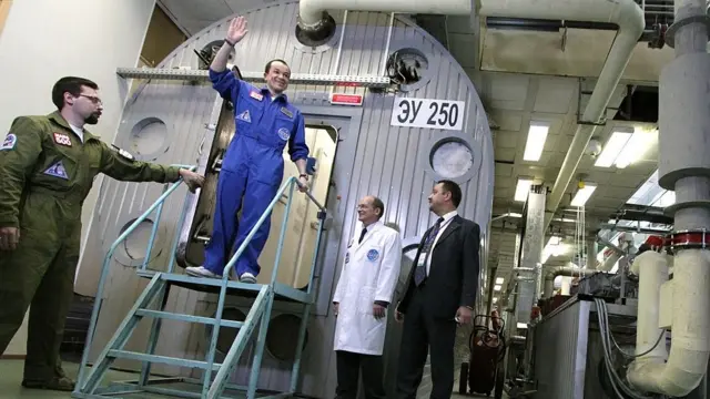 দেড় বছর বিচ্ছিন্ন থাকার পর সাজানো মহাকাশ থেকে বের হয়ে আসছেন স্বেচ্ছাসেবীরা।