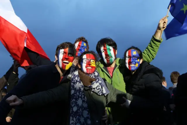 макроністи