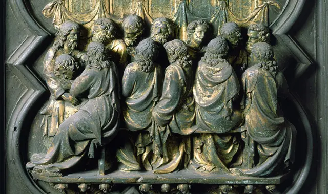 Aquí está la última cena, los apóstoles inclinados alrededor de la mesa.