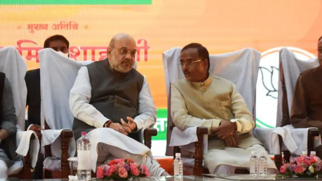 अमित शाह के साथ बात करते हुए दिनेश शर्मा