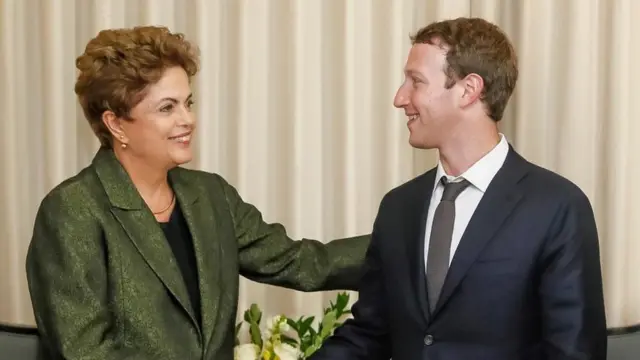 Foto reproduzida no perfiljogos de roleta de cassino onlineMark Zuckerbeg mostra Dilma e fundador do Facebook juntos