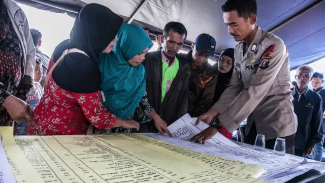 سعى أقارب الضحايا إلى البحث عن أسماء ذويهم في قوائم المفقودين.