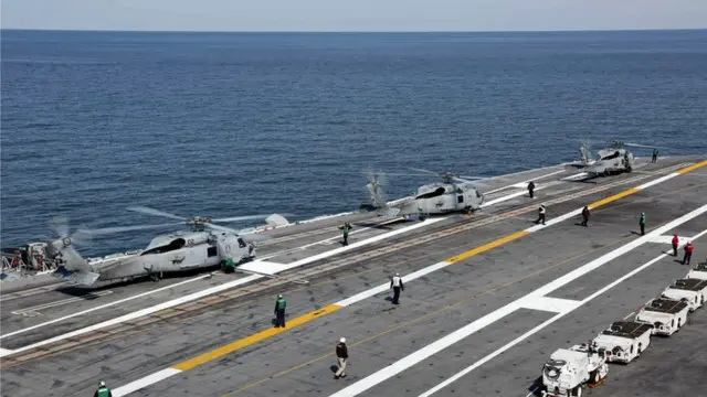سه فروند هلیکوپتر ضد زیردریایی سیکورسکی ام‌اچ-۶۰ آر پس از فرود بر عرشه ناو هواپیمابر آبراهام لینکلن. این هلیکوپترها وظیفه حفاظت از ناو گروه در حین عبور از تنگه هرمز بر عهده دارند، با موشک‌های هوا به سطح هل‌فایر برای مقابله قایق های تندرو نیروی دریایی سپاه