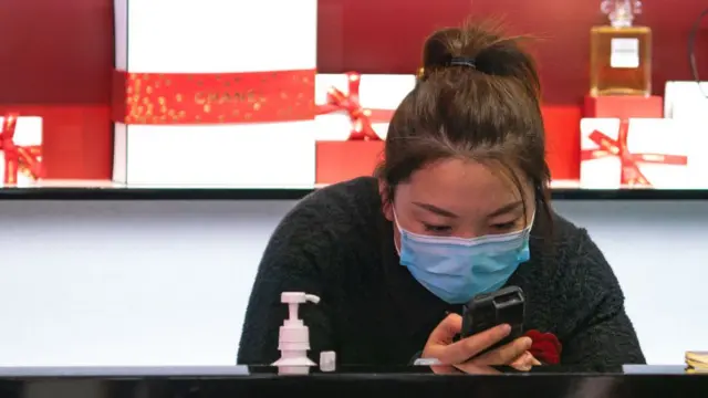 китаянка с телефоном