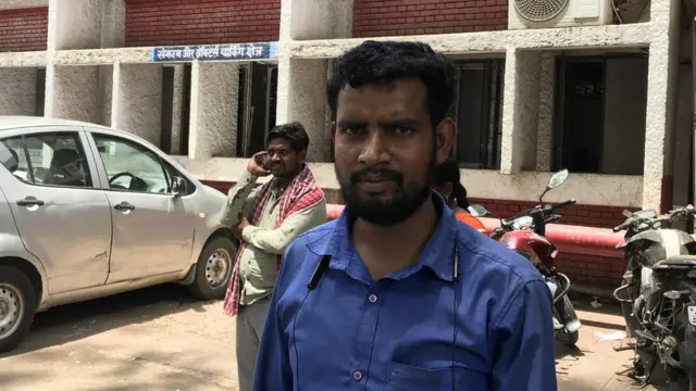 प्रकाश साव जीवन यापन के लिए फलों का ठेला लगाते हैं