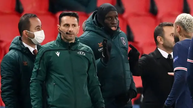 Demba Ba, "Asla 'bu beyaz adam' ifadesini kullanmazsın, 'bu adam' der geçersin. Peki neden siyah olduğunu vurguluyorsun. Neden 'bu siyah adam' diyorsun?" sözleriyle maçın dördüncü hakemi Sebastian Coltescu'ya tepki gösterdi