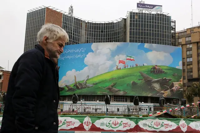 دیوار نگاره در میدان ولیعصر در آستانه مذاکرات ایران و آمریکا در مسقط
