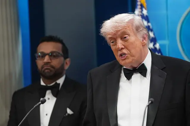 Трамп и директор ФБР Каш Патель на брифинге в белом доме, оба в смокингах