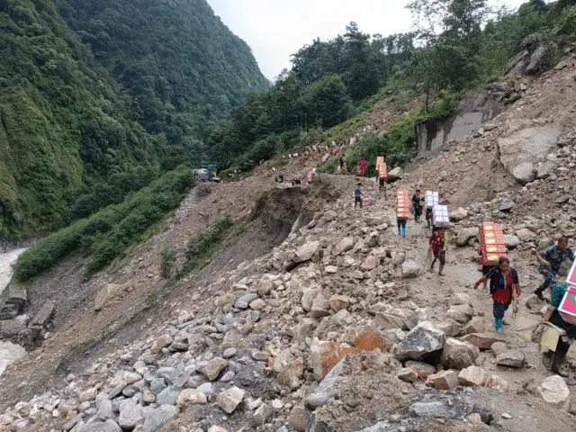 भरियाले बोकेर तातोपानी नाका कटाइँदै