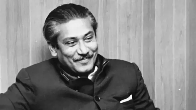 মুচকি হাসি দিয়ে অন্যদিকে তাকিয়ে আছেন শেখ মুজিবুর রহমান