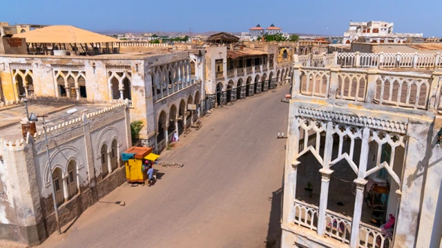 ጽምጺም ዝበለ ሓደ ጐደና ናይ ምጽዋዕ ይርአ