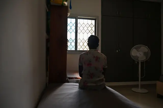 Une femme au centre d'accueil Akwaba Mousso pour les femmes et les enfants victimes de violences, le 6 mars 2024 à Abidjan, en Côte d'Ivoire.