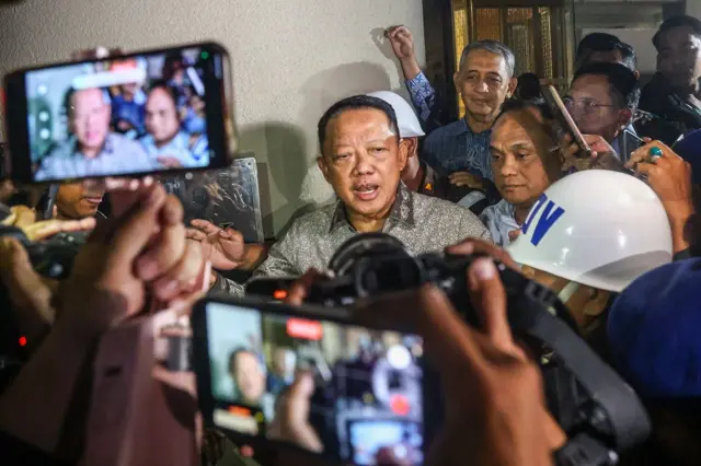 Febrie Adriansyah (tengah) menjawab pertanyaan wartawan seusai menjalani pemeriksaan di Kejaksaan Agung, Jakarta, Jumat (24/07).