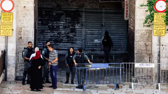الشرطة الإسرائيلية توقف مصلين عند باب العامود في البلدة القديمة بالقدس