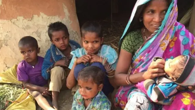 अपने बच्चों के साथ सर्वेशा देवी.