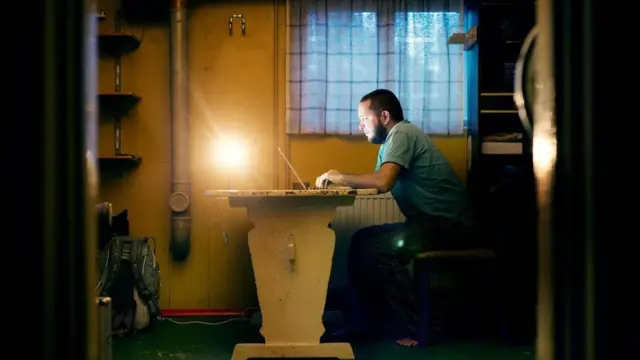 أعلنت الحكومة الفنلندية في عام 2010، أن الاتصال بخدمات النطاق العريض، حق يكفله القانون لكل مواطن فنلندي